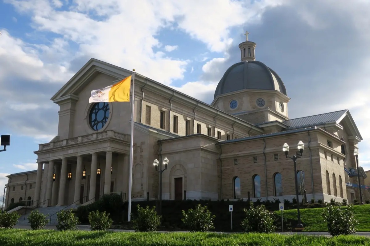 The Cathedral of the Most Sacred Heart of Jesus in Knoxville, its dome and portico against the sky.