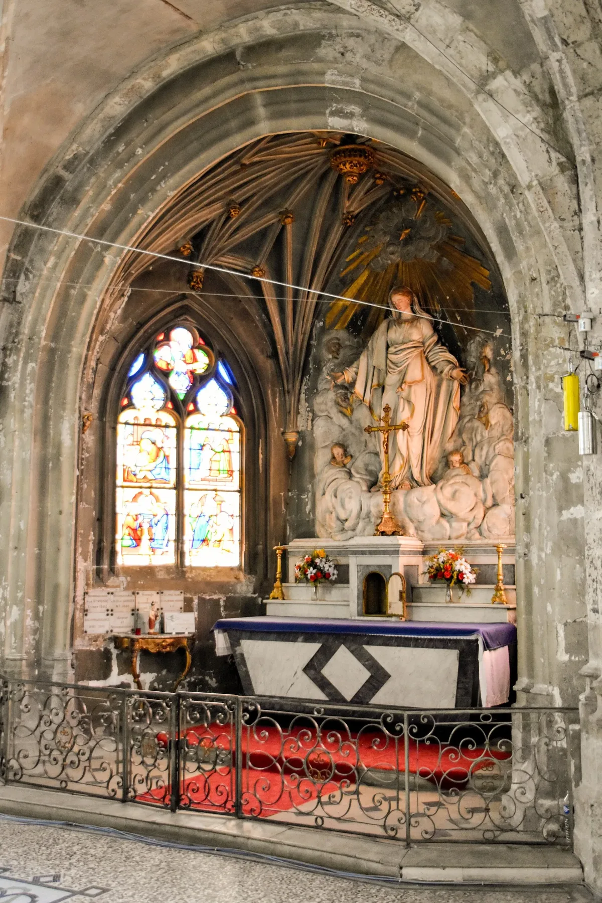 The axial chapel of Église Saint-Aignan in Chartres, its altar beneath a painted vault with a statue of the Virgin above.