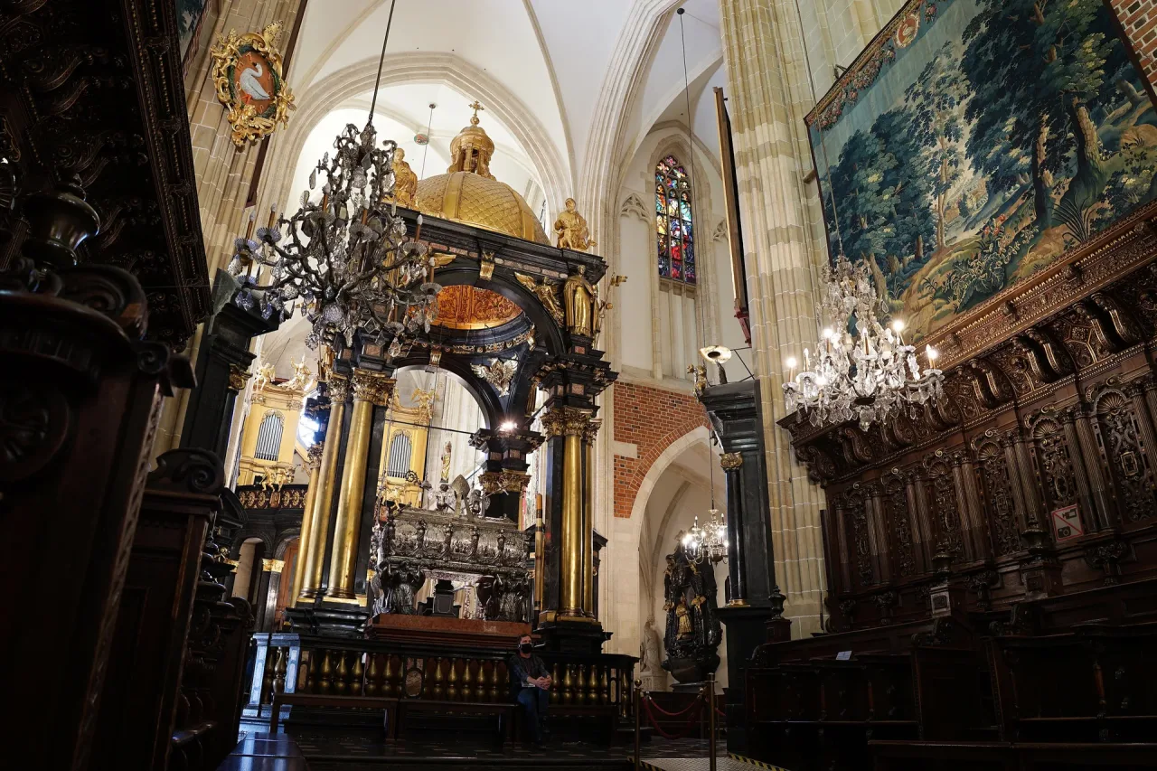 The baroque canopy over the confession of St. Stanislaus at the centre of the nave of Wawel Cathedral, with the silver reliquary coffin beneath it.