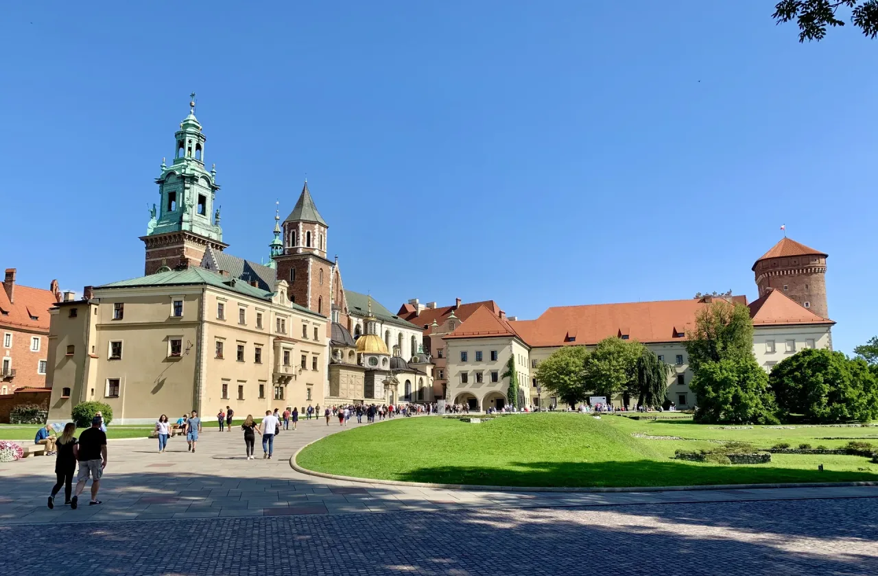 The outer courtyard on Wawel hill, with the cathedral's clock tower, Sigismund tower and the gilded dome of the Sigismund Chapel above the castle ranges.