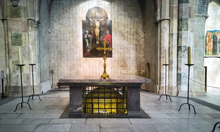 The altar of the Church of the Jacobins in Toulouse, with the reliquary of Saint Thomas Aquinas beneath it.